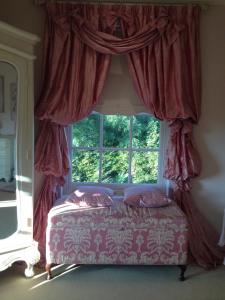 卡斯尔巴Westbrook Country House的一间卧室配有床和带窗帘的窗户