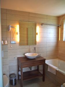 巴特埃姆斯冬博格酒店的浴室配有盥洗盆和浴缸。