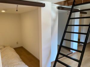田边市民宿 和合 Minshuku WAGO的卧室里的梯子,带双层床