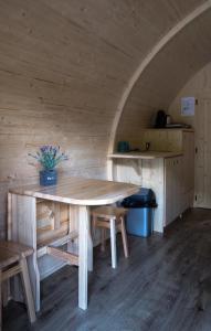 布尔沙伊德LeafMaxi - Camping du Nord的带厨房的客房内一张大木桌