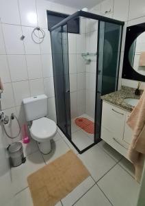 马塞约Quarto e Sala Monte Paradiso的一间带卫生间和玻璃淋浴间的浴室