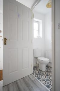 梅德斯通Maidstone villa 3bedroom free sports channels park的白色的浴室设有卫生间和淋浴。