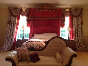 卡斯尔巴Westbrook Country House的一间卧室配有一张沙发床和窗户