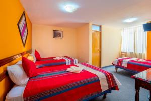 奇瓦伊Sonqo Killa del Colca的酒店客房设有两张床和一张桌子。