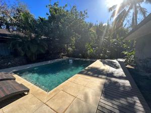 安加罗阿Te Ariki - Adults Only的庭院中间的游泳池