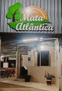 乌巴图巴Chales Mata Atlantica De Ubatuba的树上的餐馆标志