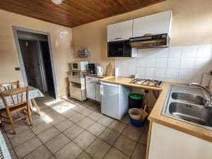 莱热Appartement Les Gets, 3 pièces, 5 personnes - FR-1-671-25的厨房配有水槽和台面