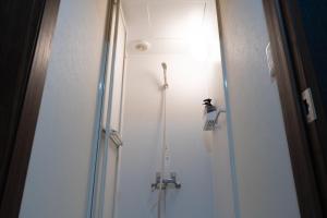 藤泽平日限定割引実施中 1日1組限定の貸切一軒家 個室サウナ付き的带淋浴的浴室,带玻璃门