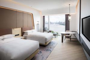 珠海珠海中海万丽酒店的酒店客房设有两张床和一台平面电视。