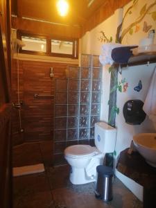 比加瓜Rancho de Moncho的浴室配有卫生间、淋浴和盥洗盆。