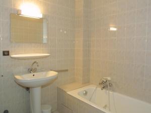 莱热Appartement Les Gets, 3 pièces, 8 personnes - FR-1-671-86的白色的浴室设有水槽、浴缸和水槽。