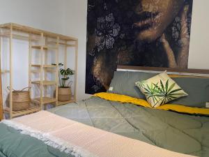 芽庄Mường Thanh Nha Trang-Anna House的一间卧室配有一张壁画床