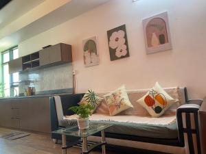 芽庄Mường Thanh Nha Trang-Anna House的客厅配有沙发和桌子