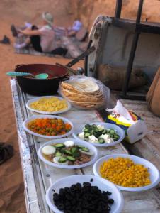 瓦迪拉姆Bedouin bunch camp的一张桌子,放着各种食物