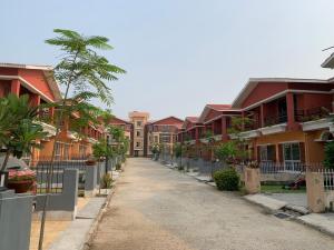 桑蒂尼盖登Bolpur Shantiniketan Bungalow on Kopai River的一条空的街道,有房子和棕榈树