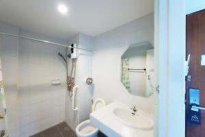 Nora Bukit Hotel的一间浴室