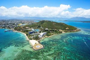 努美阿努美阿子午线度假酒店及Spa的海洋岛屿的空中景观