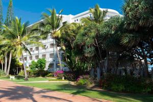 努美阿努美阿子午线度假酒店及Spa的一座棕榈树建筑