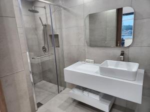 丽水市Suite Stay Yeosu的一间带水槽和淋浴的浴室