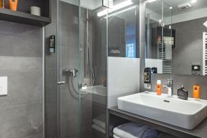 维也纳Oliver Apartments | contactless check-in的一间带水槽和淋浴的浴室