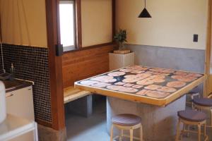 FuchisakiOkatei - Vacation STAY 35463v的一间厨房,里面配有一张桌子和凳子