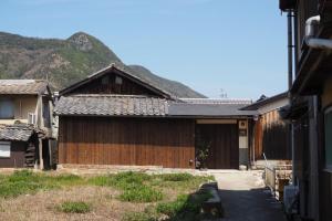 FuchisakiOkatei - Vacation STAY 35463v的一座大木房子,背景是一座山
