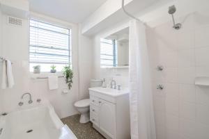 凯阿玛Kiama Breeze的白色的浴室设有卫生间和水槽。