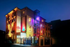 布加勒斯特安菲特律翁酒店的建筑的侧面有五颜六色的灯光