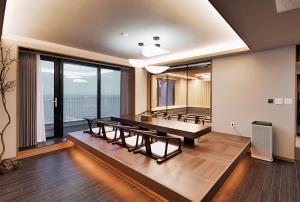 庆州Gyeongju Denbasta Ryokan的客房设有乒乓球桌和大窗户