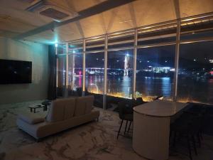 丽水市Suite Stay Yeosu的客厅配有沙发和桌子