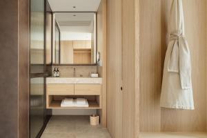 东京TRUNK(HOTEL) YOYOGI PARK的一间带水槽和镜子的浴室