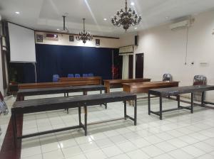 PurworejoCapital O 93024 Hotel Ganesha的一间会议室,配有木桌和投影屏幕
