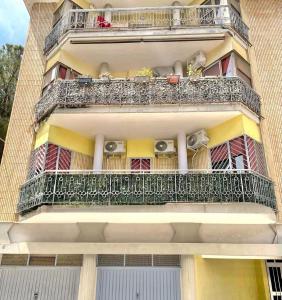 布林迪西Rosaria's Home的公寓大楼设有带扬声器的阳台