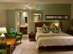 拉姆斯盖特Ocean Gaze Bed and Breakfast的一间卧室设有一张床和一间客厅。
