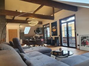 菲拉赫Luxury - Loft的客厅配有沙发和桌子