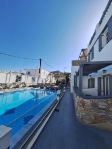 伊奥斯乔拉马科斯村庄酒店的享有大楼旁游泳池的景色