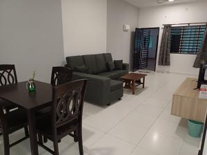 斯里曼绒Homestay Manitha的客厅配有沙发和桌椅