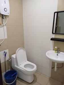斯里曼绒Homestay Manitha的一间带卫生间和水槽的浴室