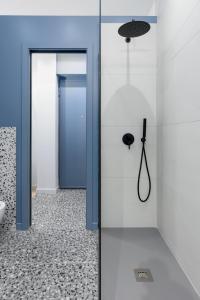 都灵[Centro Torino] Elegante e Moderno Bilocale的带淋浴的浴室和玻璃门