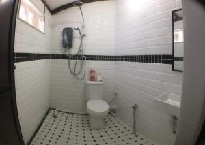 乔治市New Great Shanghai Female Hostel的白色的浴室设有卫生间和水槽。