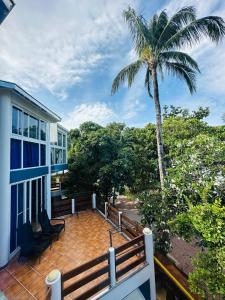 长滩岛艾萨托海滩度假村的阳台,种植了棕榈树,并建有一座建筑