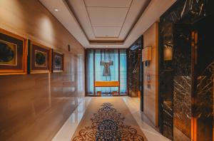 西安西安富力希尔顿酒店的走廊设有大窗户和地毯