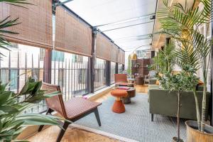 伦敦ALTIDO Luxury flats near Big Ben and London Eye的一间种植了大量植物和椅子的房间