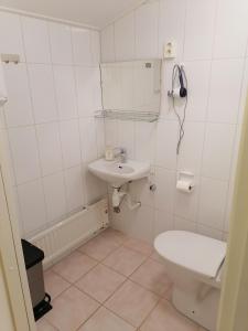 罗瓦涅米Hostel Tikka的白色的浴室设有卫生间和水槽。