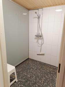 罗瓦涅米Hostel Tikka的带淋浴的浴室,铺有白色瓷砖地板。