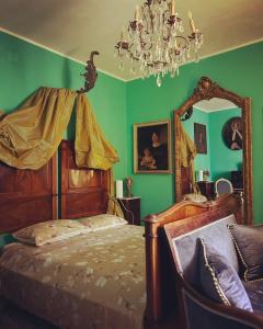 Art action room的一间卧室设有绿色的墙壁和一张带镜子的床