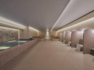 大阪Villa Fontaine Grand Osaka Umeda的大楼内带游泳池的浴室