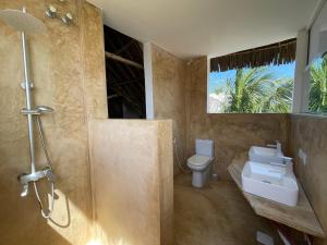 江比阿Meliks的浴室配有卫生间、盥洗盆和淋浴。