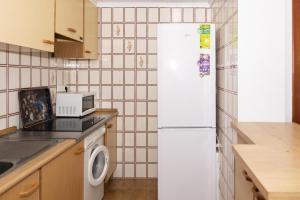 库列拉Florazar 2, Iv-14-C的厨房配有白色冰箱和微波炉