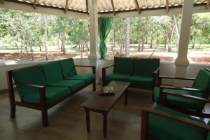 汉班托塔Green Nest Yala的客厅配有绿色椅子和桌子